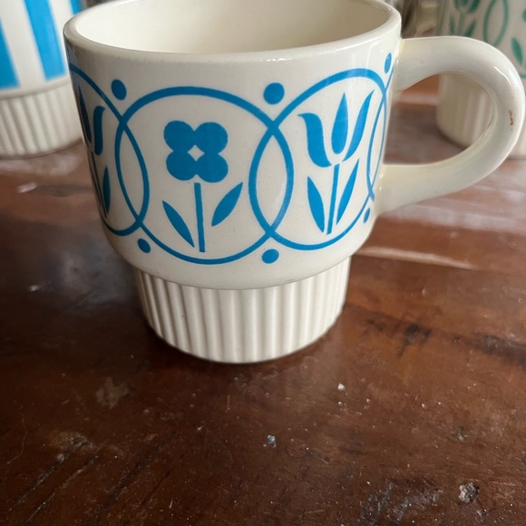 Set of 5 Vintage Stackable Mugs. - Picture 4 of 10